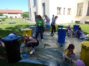 Společné odpoledne rodičů a dětí - natírání popelnic